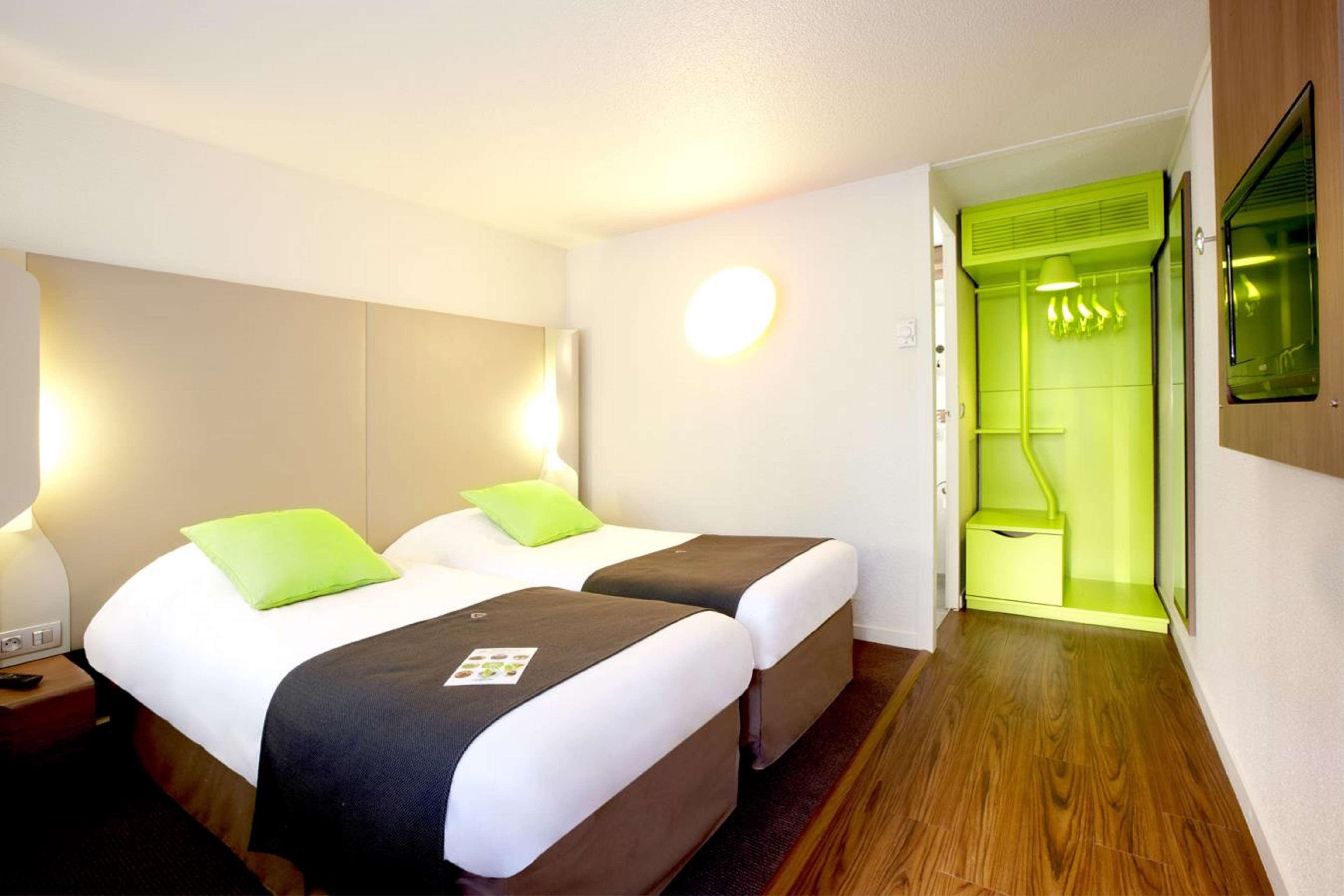 Campanile Chartres Hotell Exteriör bild